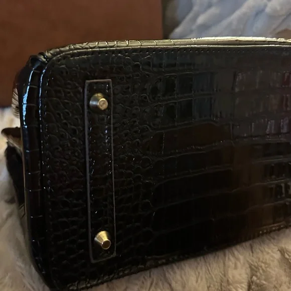 Elegant Black Crocodile-Embossed Handbag - Picture 6 of 7